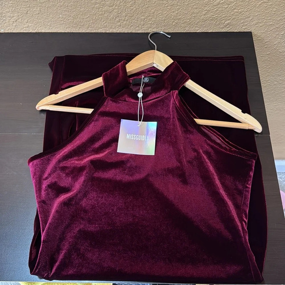 Missguided - Velvet Halterneck Bodycon Dress Burgundy. 6 - Picture 3 of 8